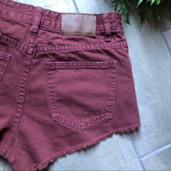 Billabong frayed distressed Jean cutoff shorts in rust. Size 24 - Picture 6 of 7